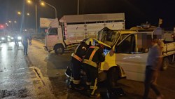 Manisa'da süt kamyoneti ile kamyon çarpıştı