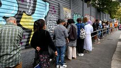 İtalya'da ücretsiz yemek için uzun kuyruklar oluştu