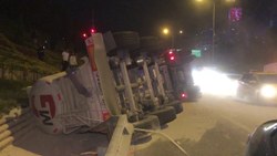 Ataşehir'de beton mikseriyle minibüs çarpıştı: 2 yaralı
