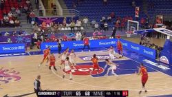 Karadağlı basketbolcu Ergin Ataman'a pas verdi