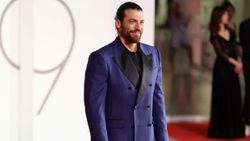 Can Yaman Venedik'te ödül aldı
