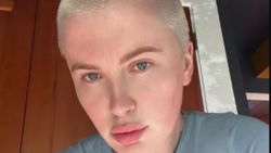 Ireland Baldwin saçlarını üçe vurdurdu