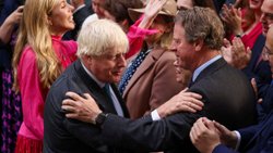Boris Johnson, Başbakanlık'tan alkışlarla ayrıldı