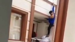 Başakşehir'de ev alan kişinin balkondan kaçtığı anlar