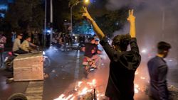 İran'da Mahsa Emini'nin ölümü ve ahlak polisi protesto edildi