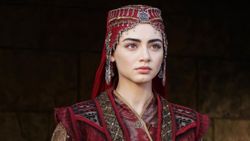 Kuruluş Osman'ın Bala'sı omuzlarını açıkta bıraktı, siyah elbisesi ile salındı!