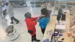 İstanbul’da eczanede genç kadına yumruklu saldırı kamerada