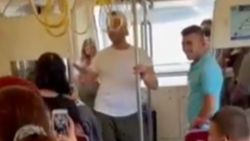 İzmir'deki metroda oryantal oynadı