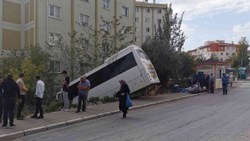 Aksaray'da şoför kalp krizi geçirdi, servis midibüsü kaza yaptı