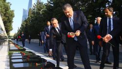 Fahrettin Koca, Bakü'de şehitlikleri ziyaret etti