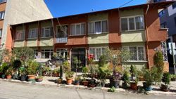 Eskişehir'de felçli eşini, evi önünü bahçeye çevirerek iyileştirdi