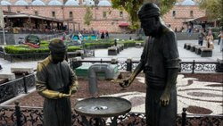 Eminönü'nde heykelden simit çaldılar