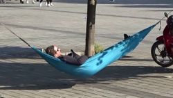 Taksim Meydanı'na hamak kurup sefa süren turist