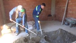 Bursa'da mahalleli durumu olmayanlar için düğün salonu inşa ediyor