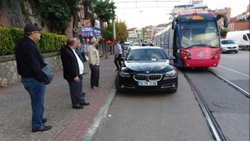 Bursa'da tramvay yoluna park edilen araç vatandaşları çileden çıkardı