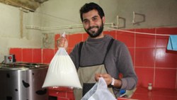 İzmir'de üniversite okudu, Amasya’daki köyüne döndü, süt çiftliği kurdu