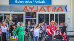 Antalya'ya gelen Rus ve Ukraynalılar ev bulamayınca otellere akın etti 