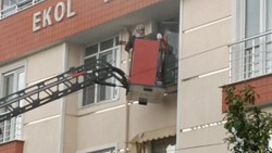 Kocaeli'de evi alevlere teslim olan kadın itfaiye merdiveniyle kurtarıldı