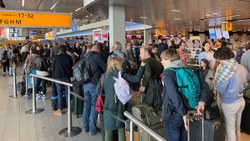 Schiphol Havalimanı'nda iş gücü eksikliği kaosa neden oluyor
