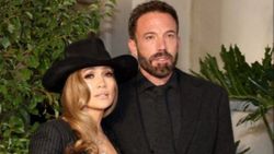 Ben Affleck ve Jennifer Lopez'den evli çift pozu