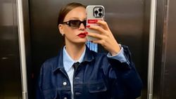 Serenay Sarıkaya'nın asansör pozu