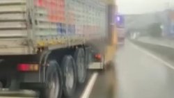 Kocaeli'de 2 kamyon şoförü seyir halindeki otomobil sürücüsünü tehdit etti