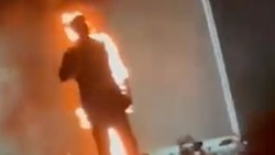  İran’da Kasım Süleymani heykeli ateşe verildi