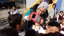 Hakkari'de öğrenciler karton kutu düzeneğinden güneş tutulmasını izledi