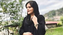İran'da Mahsa Emini için düzenlenen törende arbede çıktı