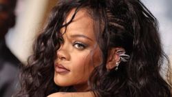 Rihanna katıldığı etkinlikte göz doldurdu