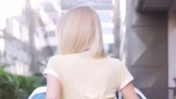 Hande Sarıoğlu'ndan kalça dansı