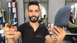 Adana'da berber müşterilerine 'anne terliği' ile masaj yapıyor