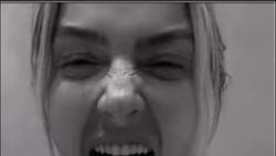 Hadise'den küvet pozu