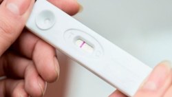 Vajinadan beyaz akıntı gelmesi hamilelik belirtisi mi? 