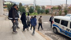 Hatay'da kamyonetten 19 Suriyeli çıktı
