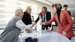 Mahmut Özer'den huzurevinde yaşayan emekli öğretmenlere ziyaret