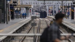İngiltere'de tren yolu çalışanlarının grev kararı endişelendiriyor
