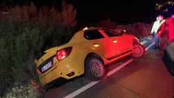İzmir'de ticari taksi bankette asılı kaldı