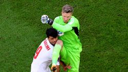 Turnuvanın ilk kırmızı kartını Wayne Hennessey gördü