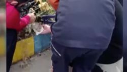 Beylikdüzü'nde başı demire sıkışan kediyi itfaiye kurtardı