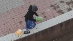 Afyonkarahisar'da ödevini okul yolunda yaptı