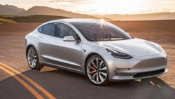 Yenilenen Tesla Model 3 test ediliyor