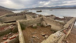 Çanakkale'de su seviyesi azalınca eski köy yeniden göründü