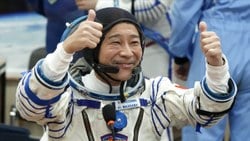 Japon milyarder Maezawa, Ay'a gideceği 8 ismi açıkladı