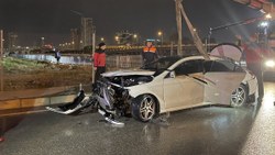 İzmir'de otomobil çaya uçtu: 1 ölü 3 yaralı