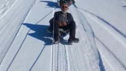 Gümüşhaneli İsmail Dede'nin karda kızak keyfi kamerada