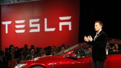 Elon Musk, 2 yıl boyunca Tesla hissesi satmayacak
