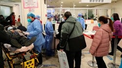 Çin'de hastanelerde koronavirüs yoğunluğu yaşanıyor