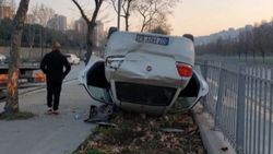 Küçükçekmece'de otomobil, motokuryeye çarptı