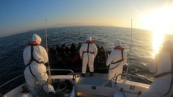 Balıkesir'de 6 göçmen kurtarıldı 24 göçmen yakalandı